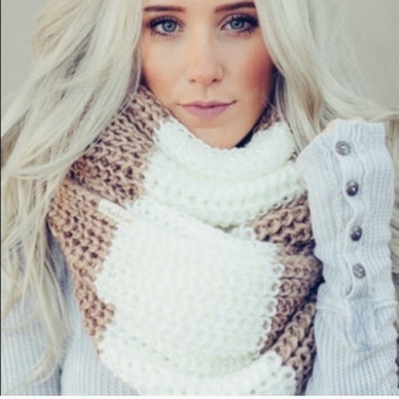 Gorgeous Cozy Knit Scarf - Picture 2 of 4